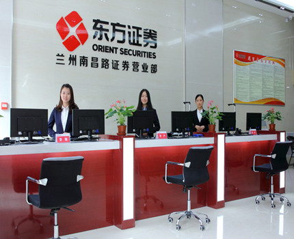 东方证券股份有限公司是一家经中国证券监督管理委员会批准设立的综合类证券公司，总部设在上海，现有注册资本69.94亿元，公司于2015年3月23日成功登陆上交所，2016年7月8日H股成功发行并上市