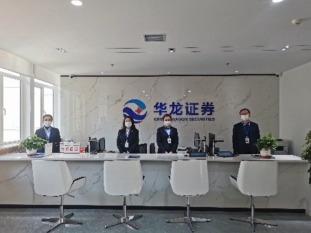 华龙证券股份有限公司兰州永昌路证券营业部前身为兰州市信托投资公司兰州证券交易厅，是甘肃省首家证券营业部。目前营业场地有2800平方米，坐落于兰州市城关区庆阳路450号五层，有16条公交线路在双城门设立